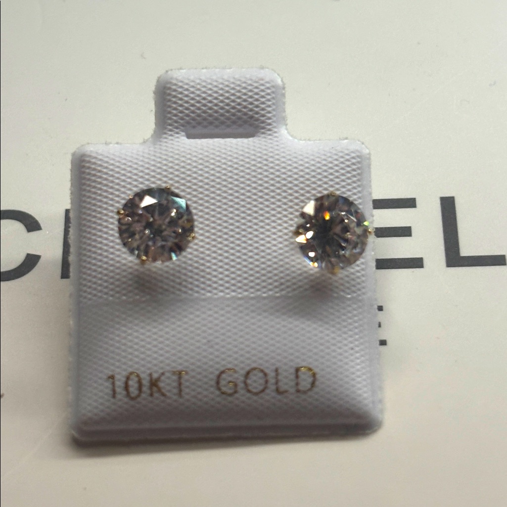 10kt Gold Stud Earrings! Brand New! Beautiful In Person!